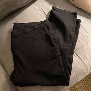 Jennifer Lopez black Capri pants